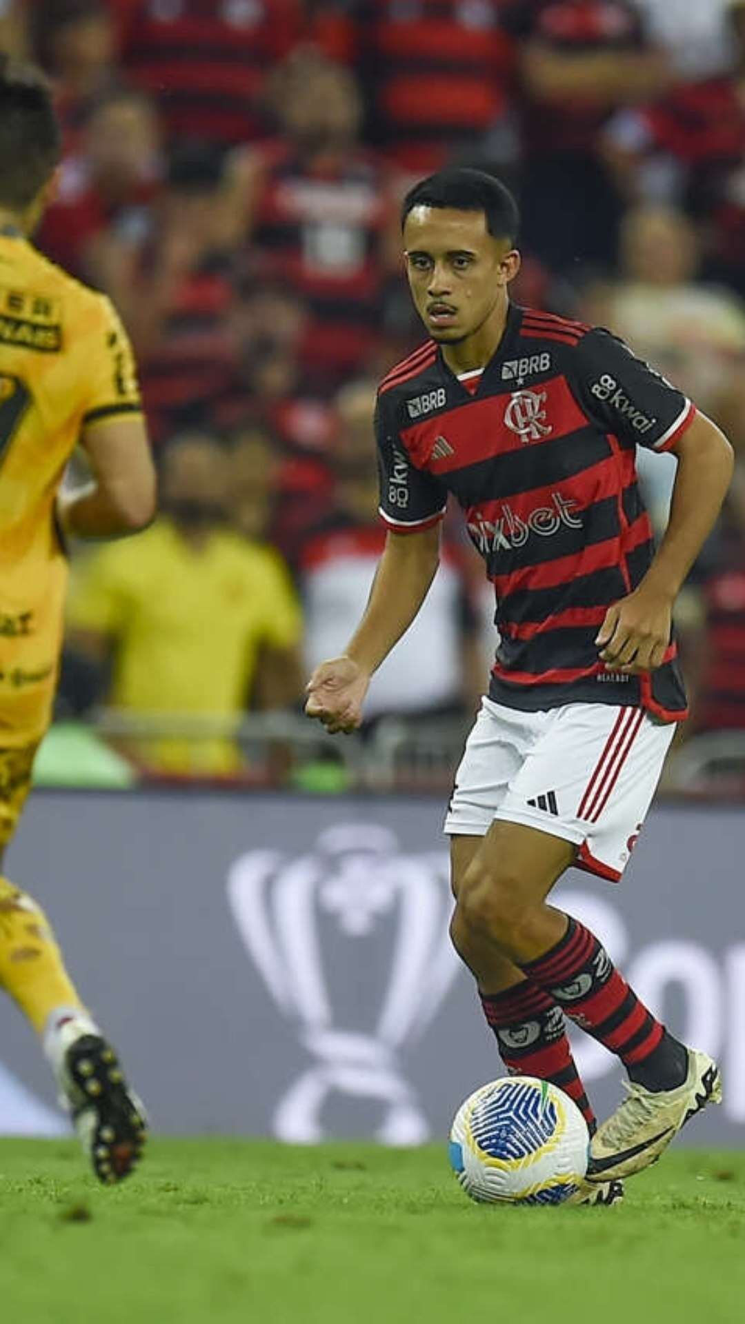 Flamengo trava Bragantino e segura Matheus Gonçalves