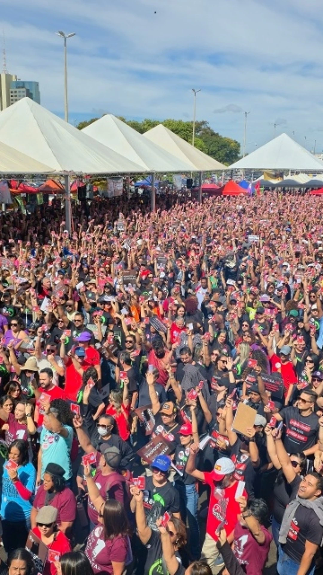 Greve foi motivada por “descumprimento” de acordo feito em 2023, diz Sinpro-DF; GDF aciona Justiça
