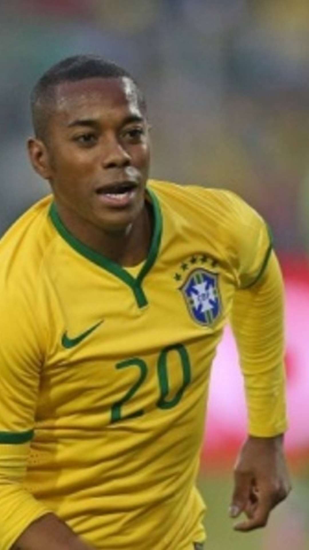 Robinho estreava há 18 anos na Copa do Mundo e vive nova rotina: futebol na cadeia