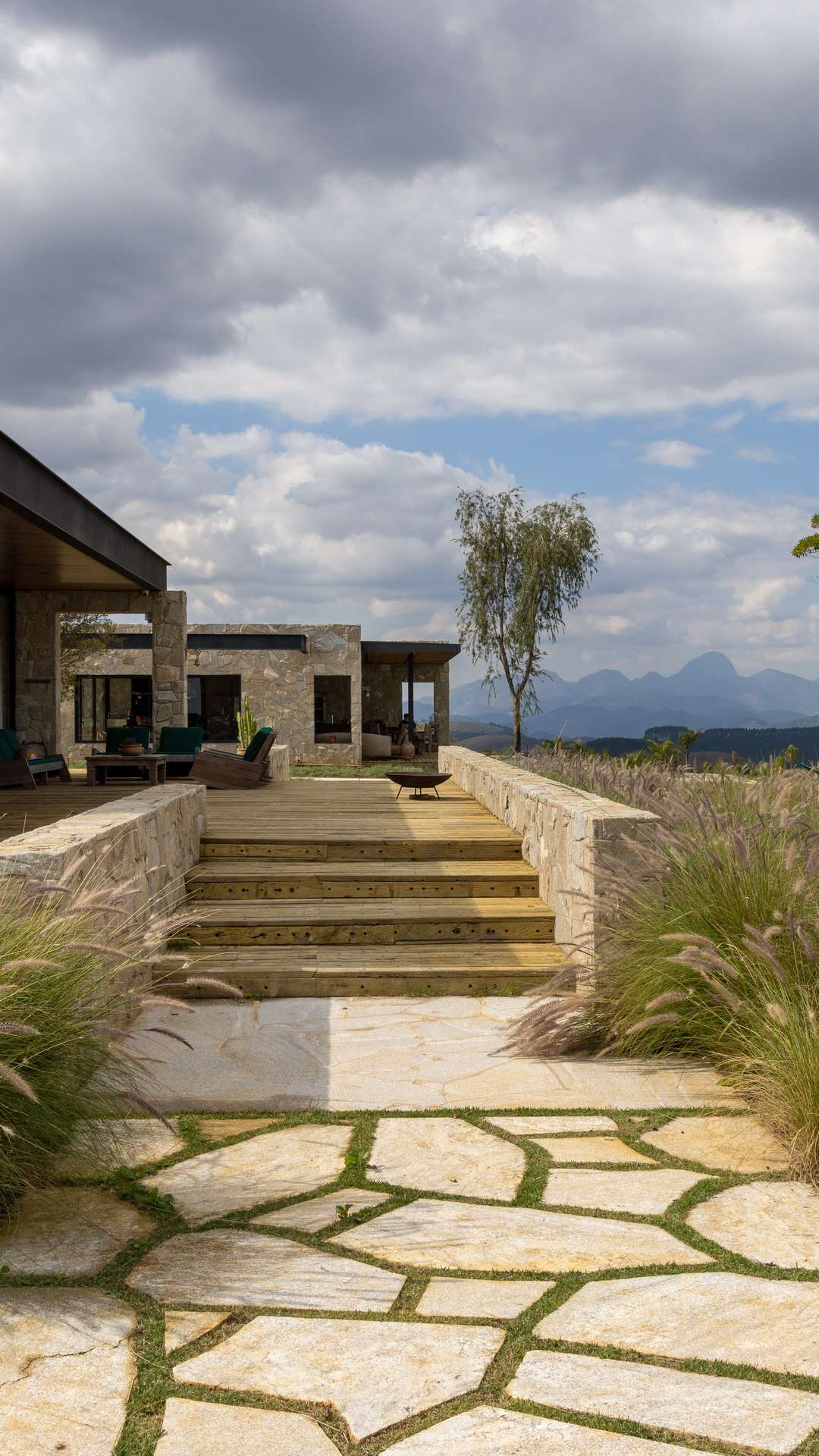 Conheça o paisagismo sustentável do rancho de Bruno Gagliasso e Giovanna Ewbank