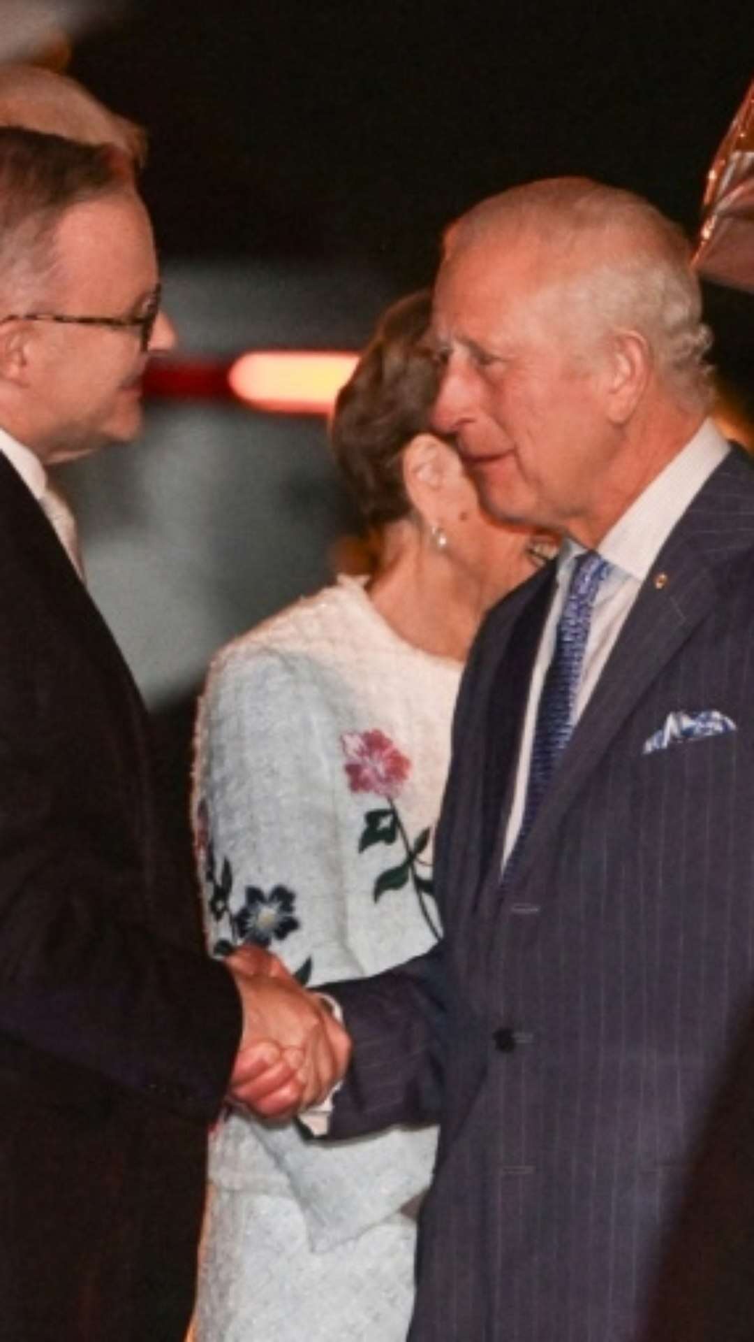 Charles III recebe honras militares no primeiro dia de sua viagem à Austrália