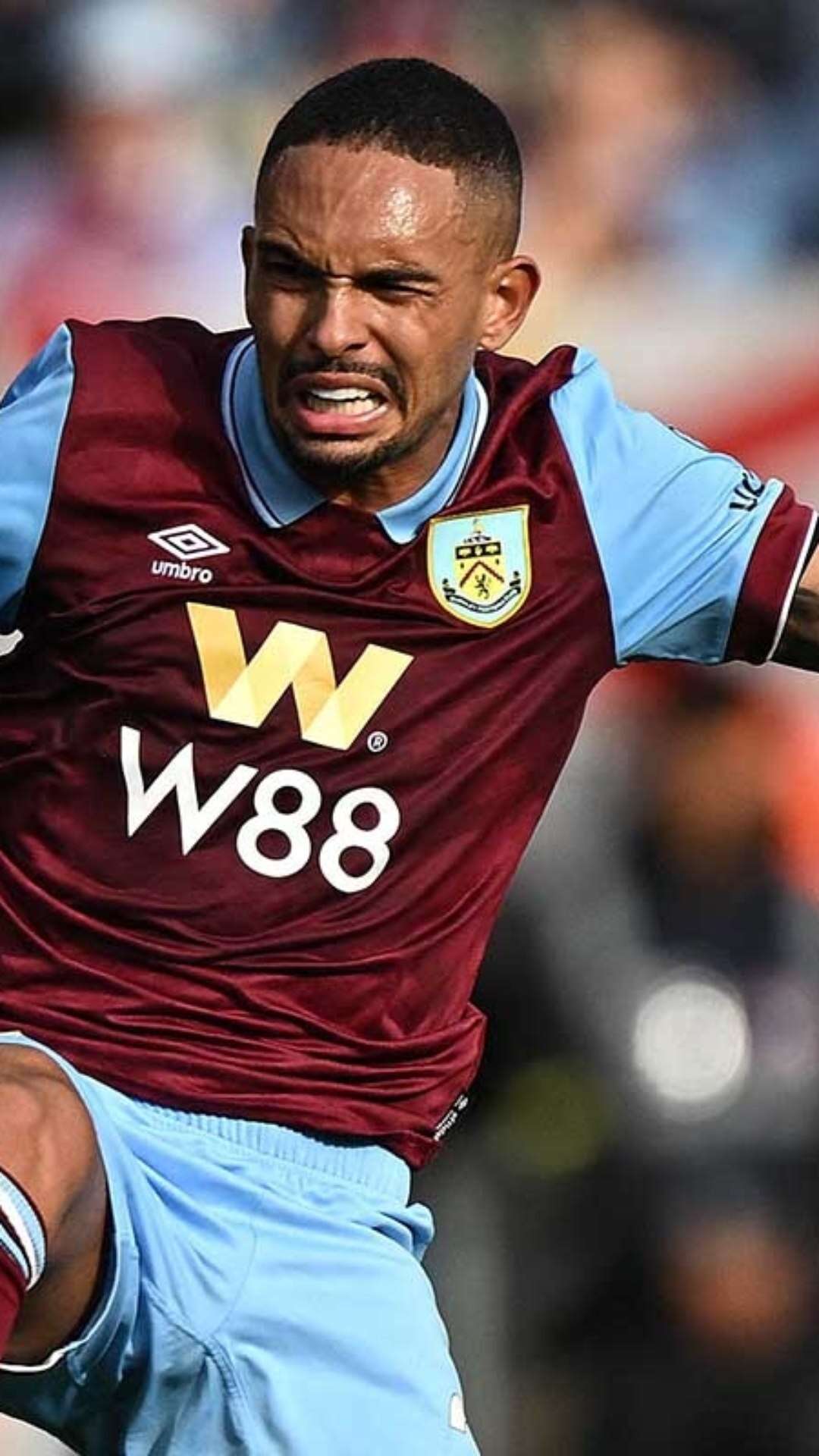 Burnley cede e deve negociar Vitinho com o Botafogo