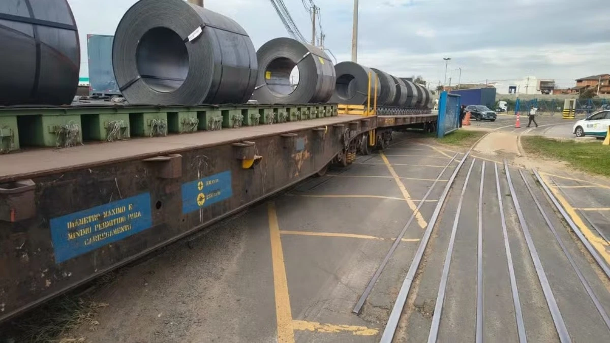Trem descarrila e bloqueia ruas em Hortolândia (SP)