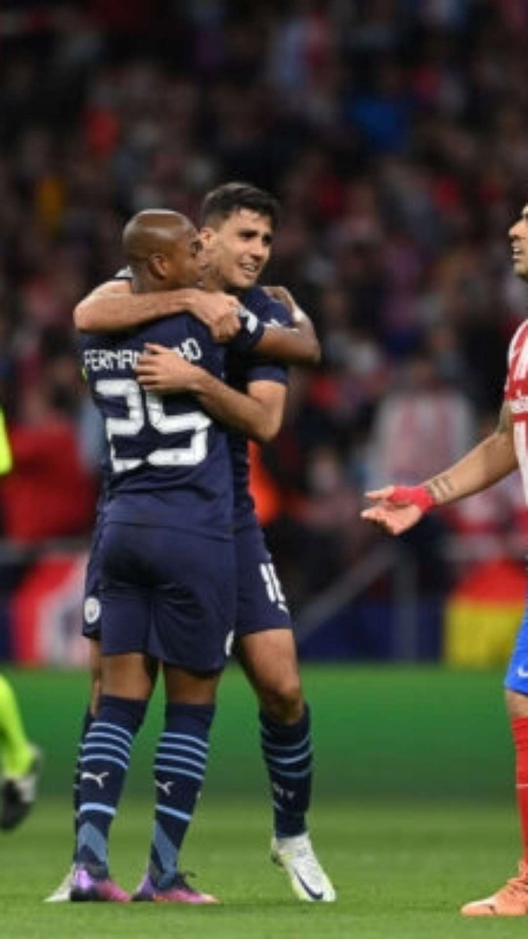 Fernandinho publica mensagem para Rodri, e internet não perdoa o volante do Athletico