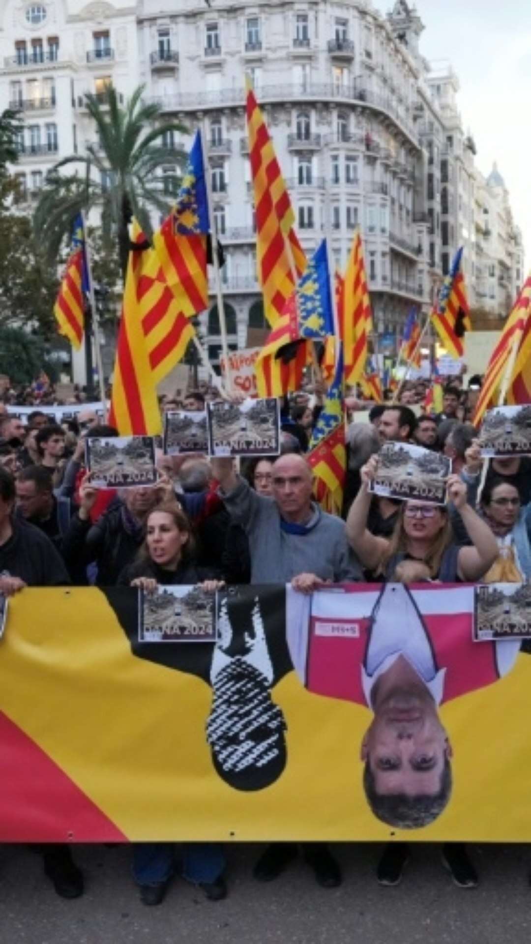 Manifestação reúne milhares em Valencia contra gestão de inundações