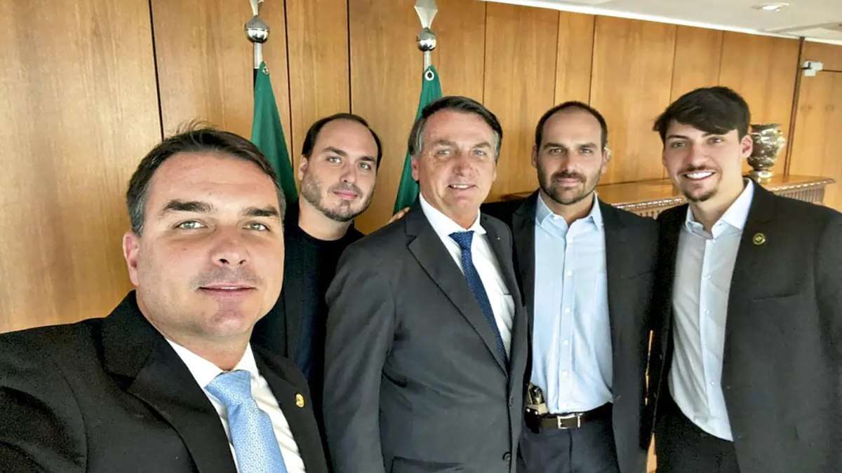 Jair Bolsonaro quer os quatro filhos homens candidatos em 2024