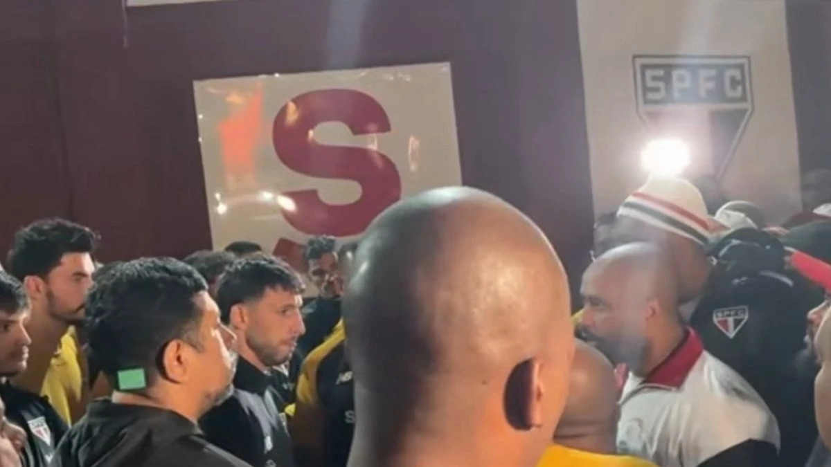 São Paulo: torcida vai ao CT e confronta elenco após eliminação