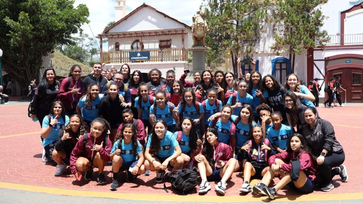 Atletas da Ferroviária vivenciam dia de lazer no Hopi Hari