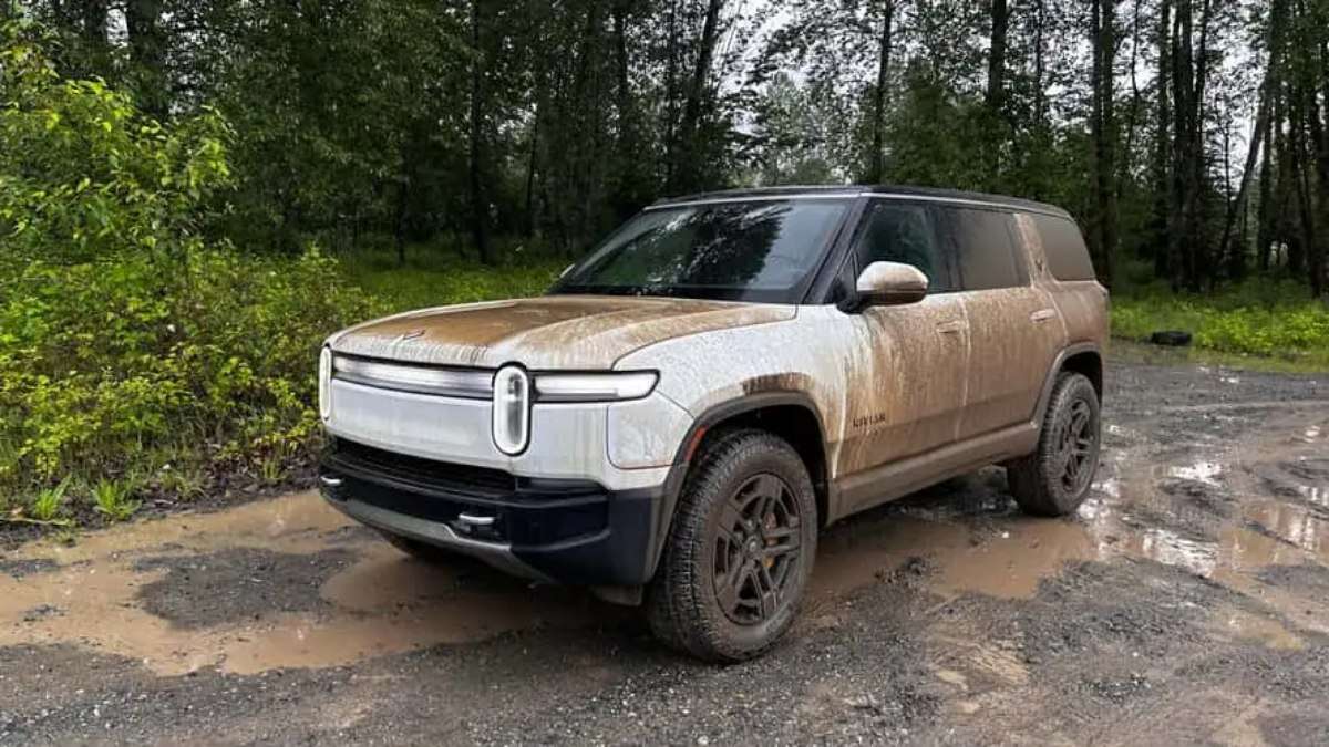 Vídeo: picape elétrica roda normalmente após inundação causada por furacão Helene