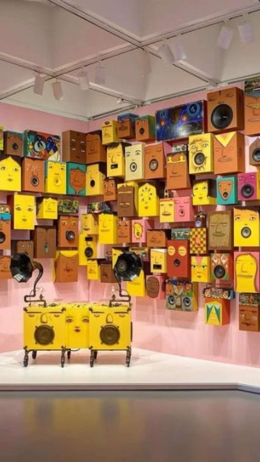 Grafiteiros Osgemeos fazem primeira exposição em museu nos Estados Unidos