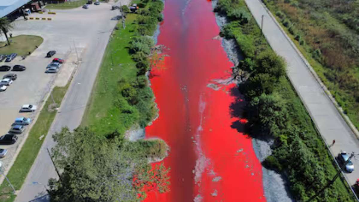 Rio
fica vermelho na região periférica de cidade argentina