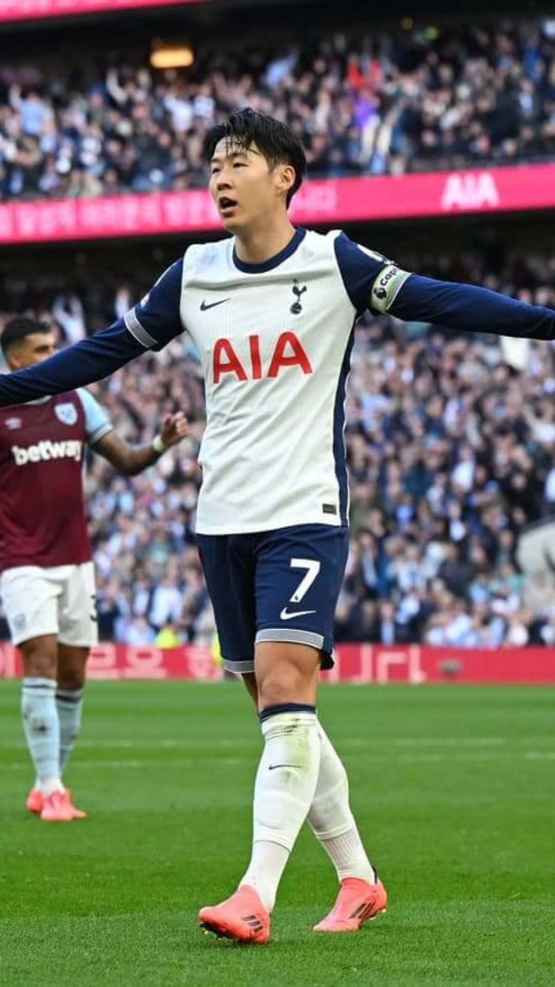 Tottenham goleia West Ham em clássico londrino