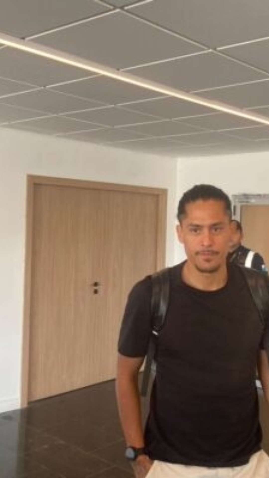 Maurício Lemos desembarca no Rio para assinar com Vasco