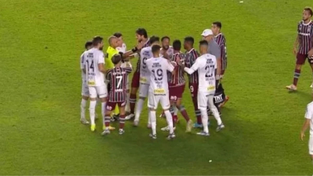 Dublador flagra discussão quente entre Neymar e Ganso; assista