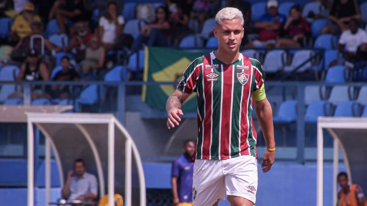 Meia do Fluminense é levado à delegacia após acusação de racismo