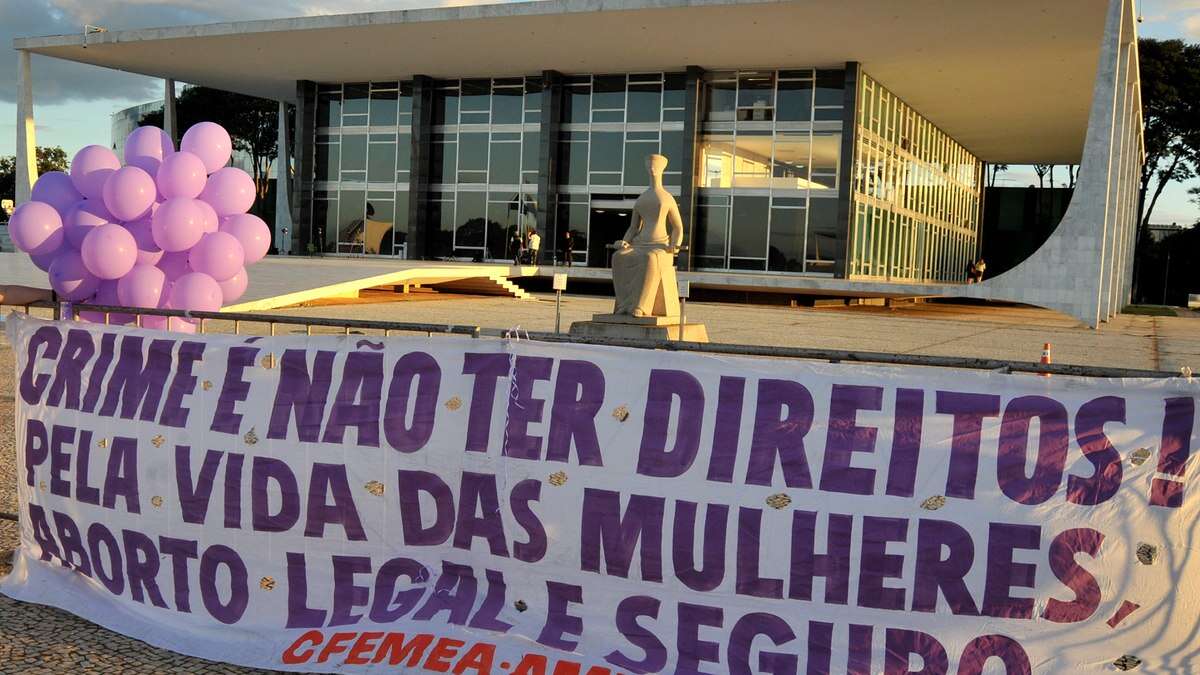 Ipec: seis em cada dez brasileiros apoiam o aborto nos casos permitidos por lei