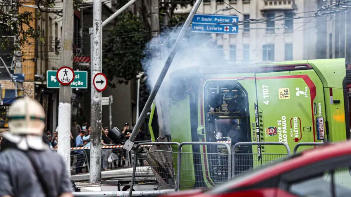 Acidente
com ônibus elétrico atesta segurança das baterias, dizem especialistas