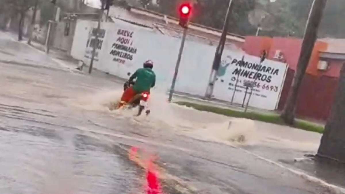 Motociclista desaparece após ser levado por enxurrada em Goiás