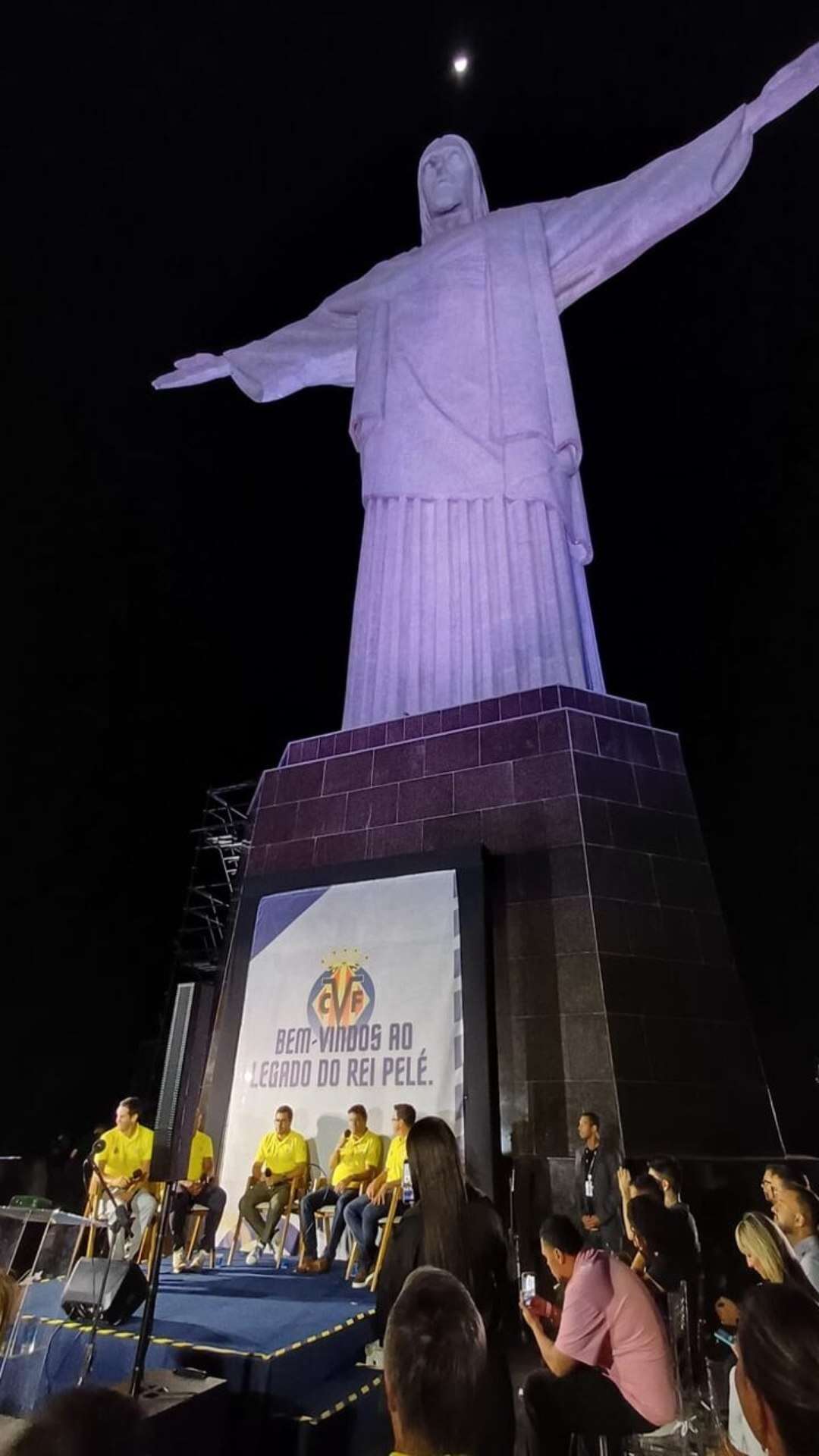 Cristo ‘veste’ camisa do Villarreal para celebrar parceria com Pelé Academia