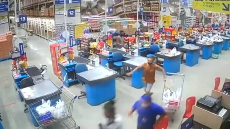 Prateleiras desabam e matam uma pessoa em supermercado no Maranhão; assista