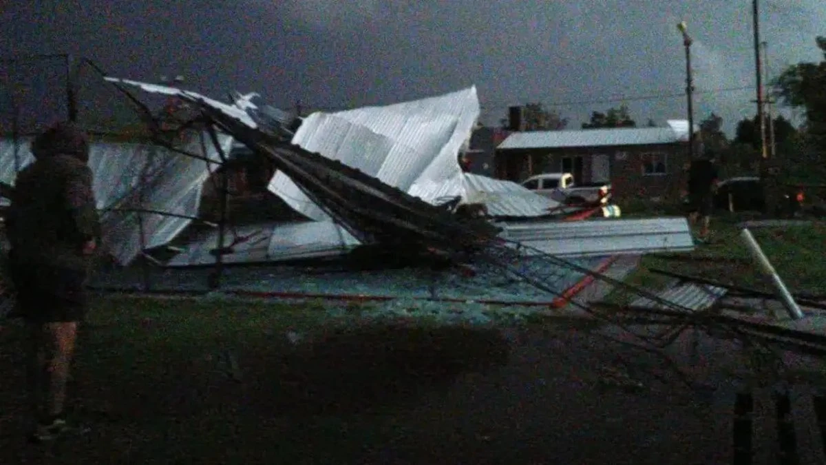 Temporal rumo ao Brasil deixa rastro de destruição na Argentina
