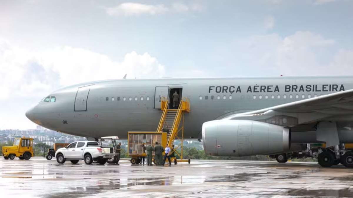 Avião que vai repatriar brasileiros partiu nesta madrugada sem prazo para chegar no Líbano