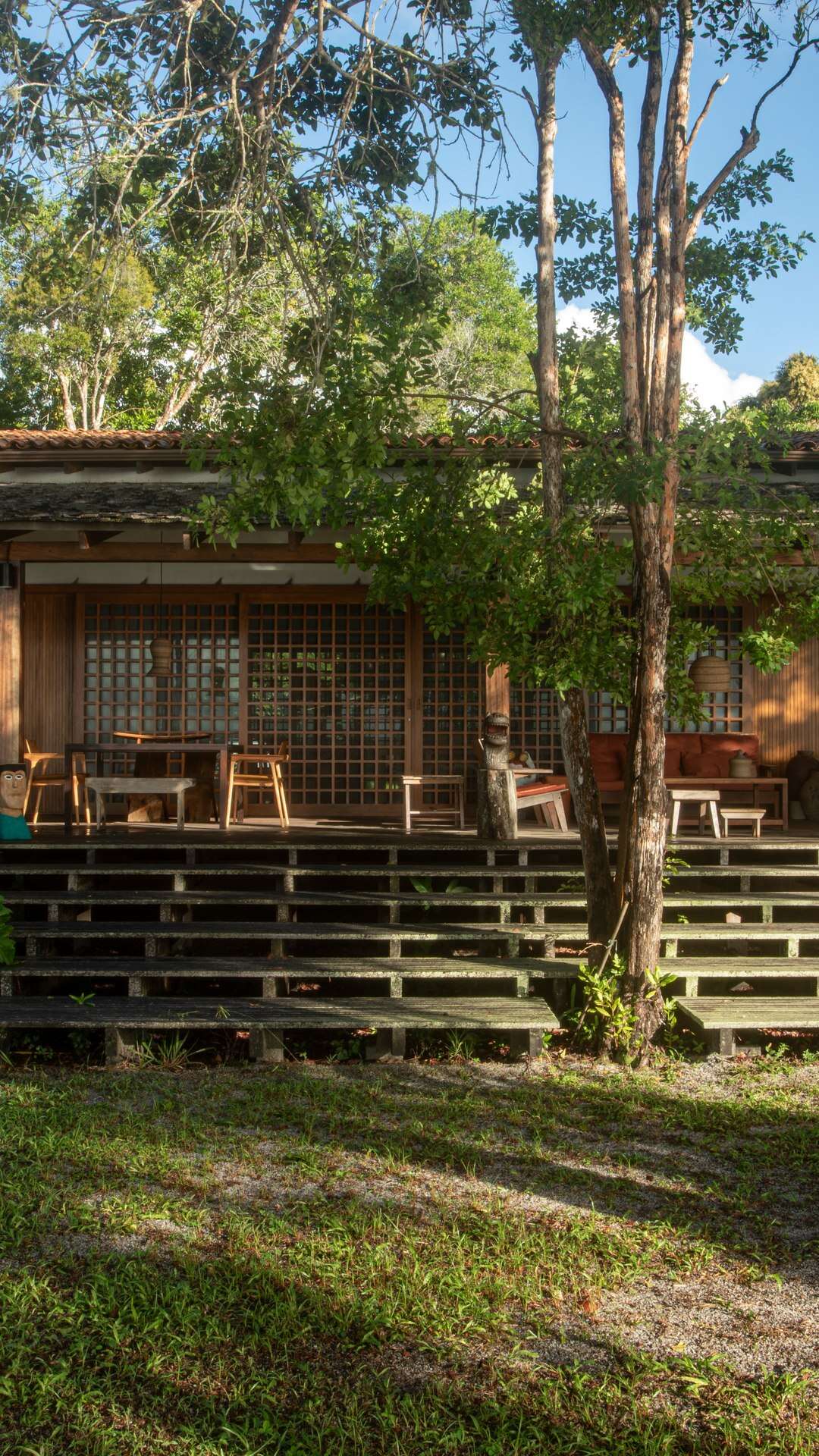 Casa sustentável na beira de rio fica integrada à natureza e à comunidade local