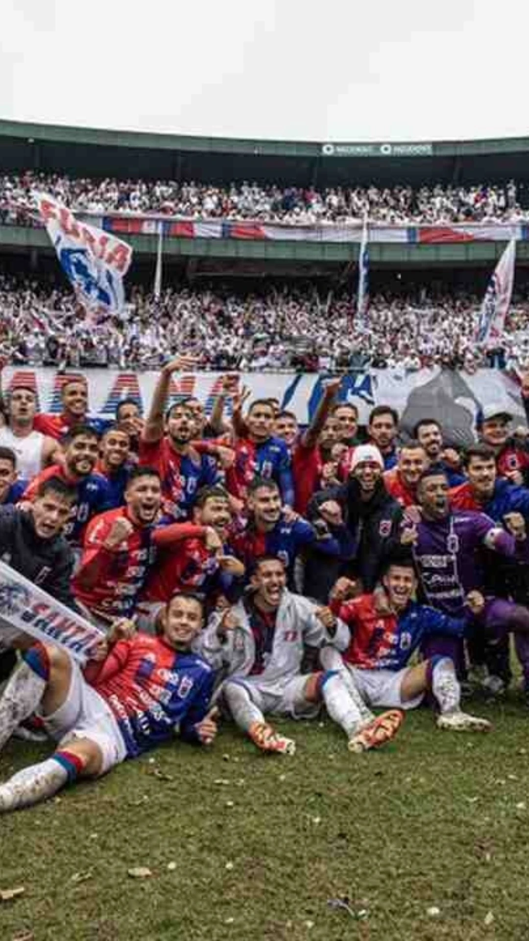 Emoção toma conta do Couto Pereira com o acesso do Paraná Clube