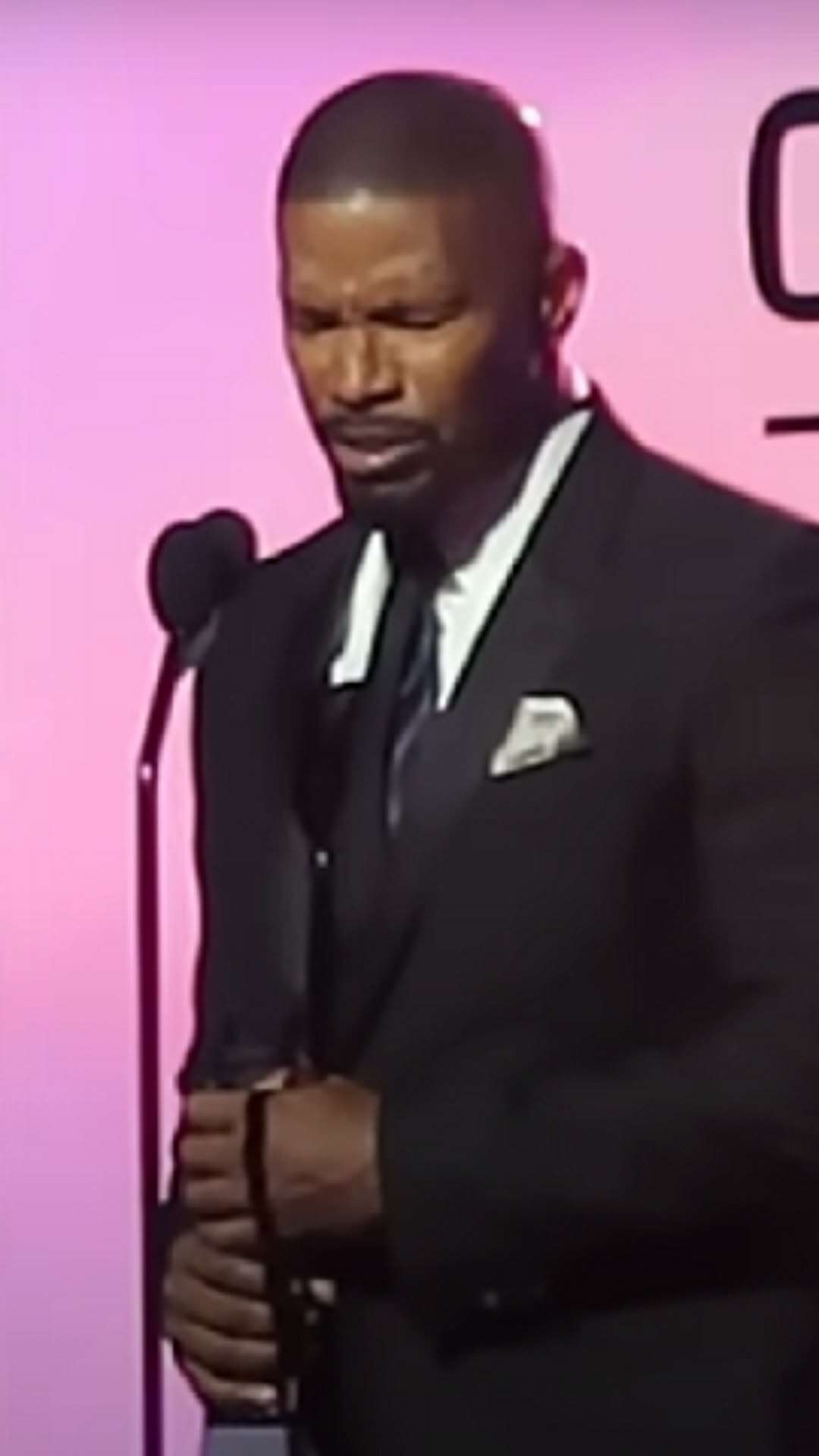 Jamie Foxx se emociona depois de doença: “não via a luz”