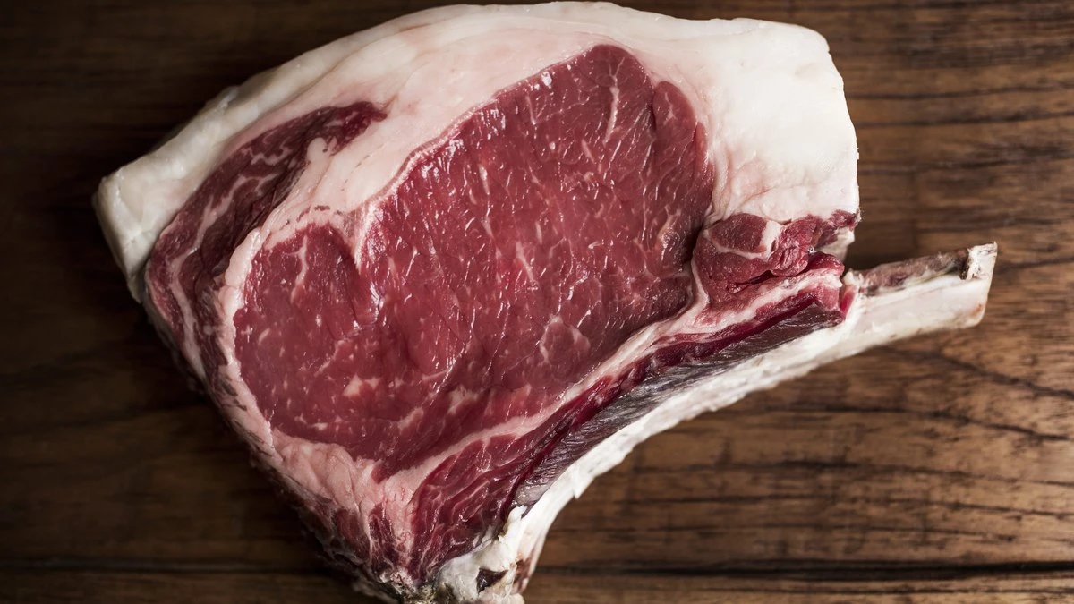Mulher furta carne e é presa; ela colocou o produto sob a roupa