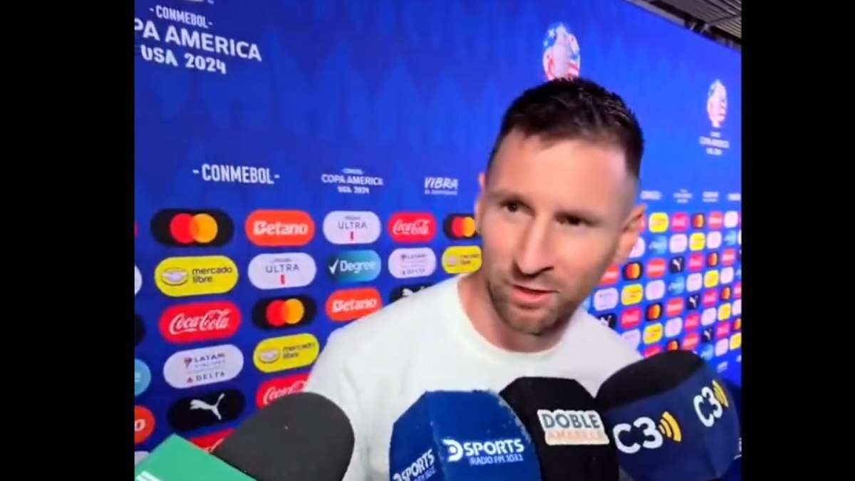 Vídeo: Messi ganha beijo inusitado de companheiro e reação viraliza