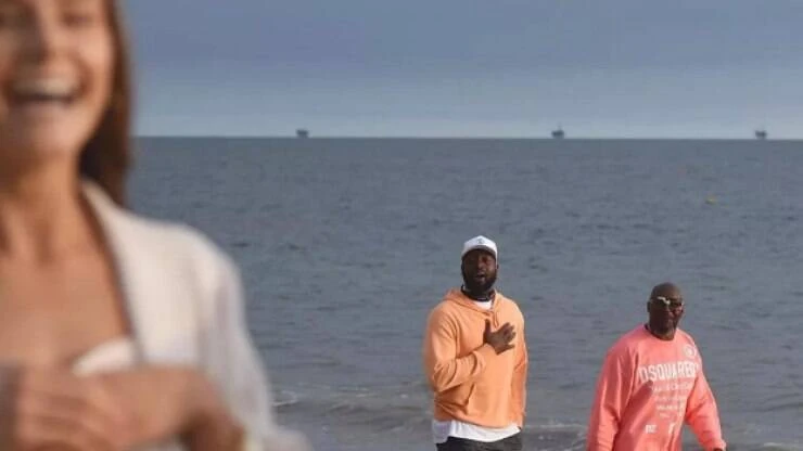 Ex-astro da NBA aparece acidentalmente em foto de pedido de casamento