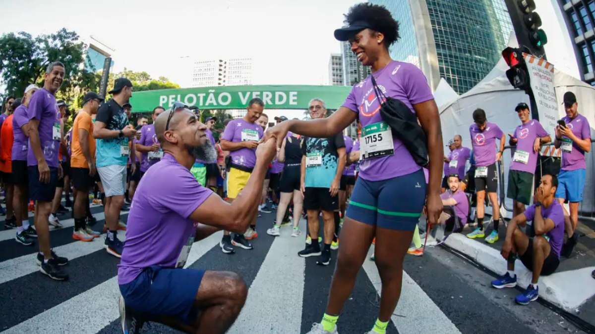 Casal que se conheceu correndo fica noivo na São Silvestre