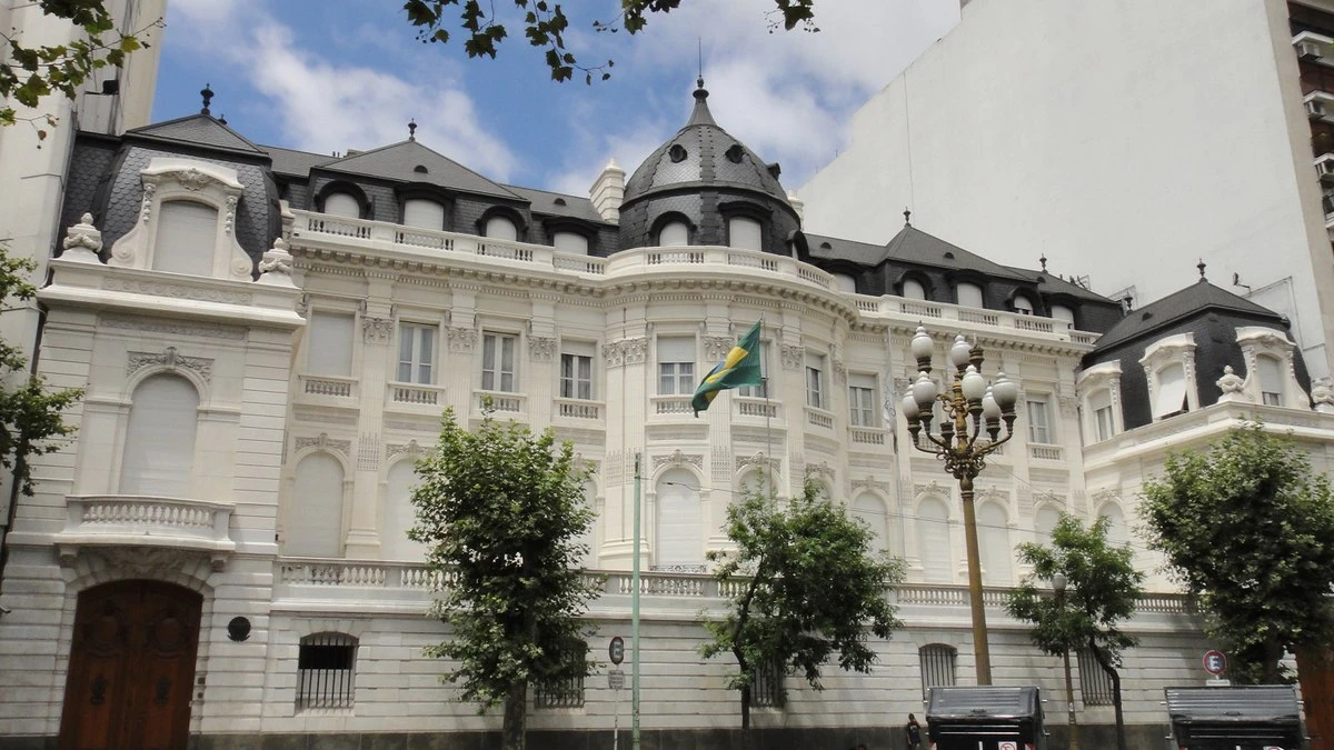 Após R$ 50 mi em viagens, Lula opta por se hospedar em embaixada