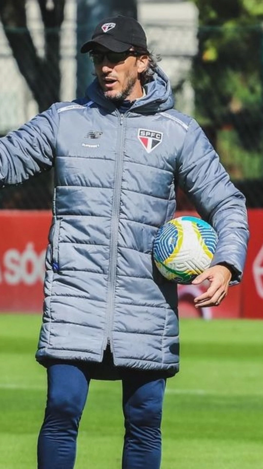 Técnico tricolor se exalta após derrota: “Essas coisas me irritam muito”