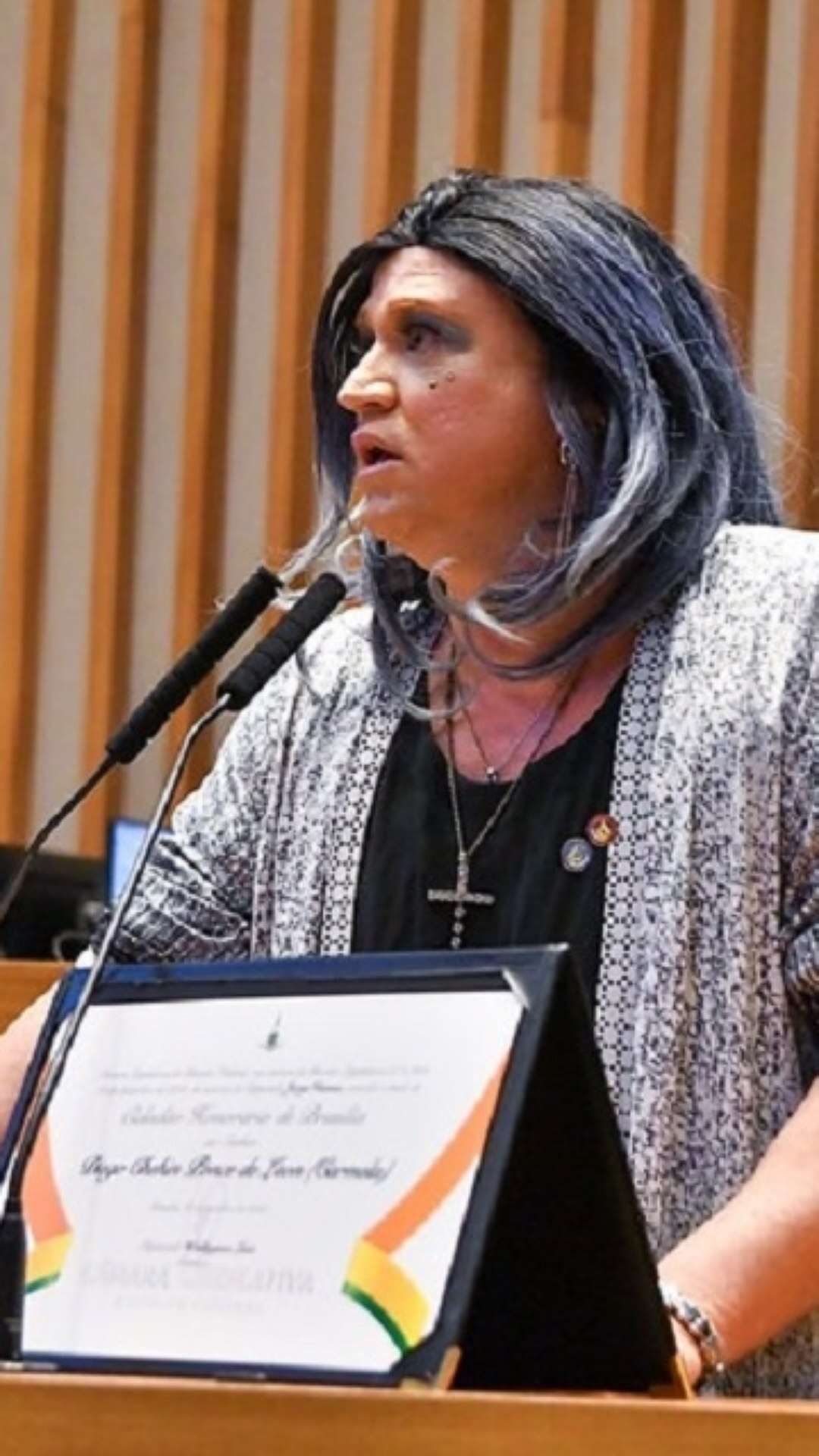 Apresentadora Carmela se torna cidadã-honorária de Brasília