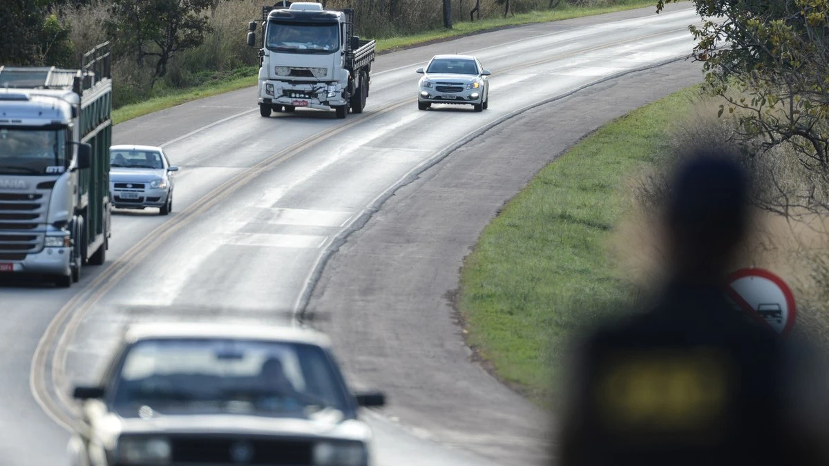 Farol desligado em rodovias pode ser infração; o que diz a lei