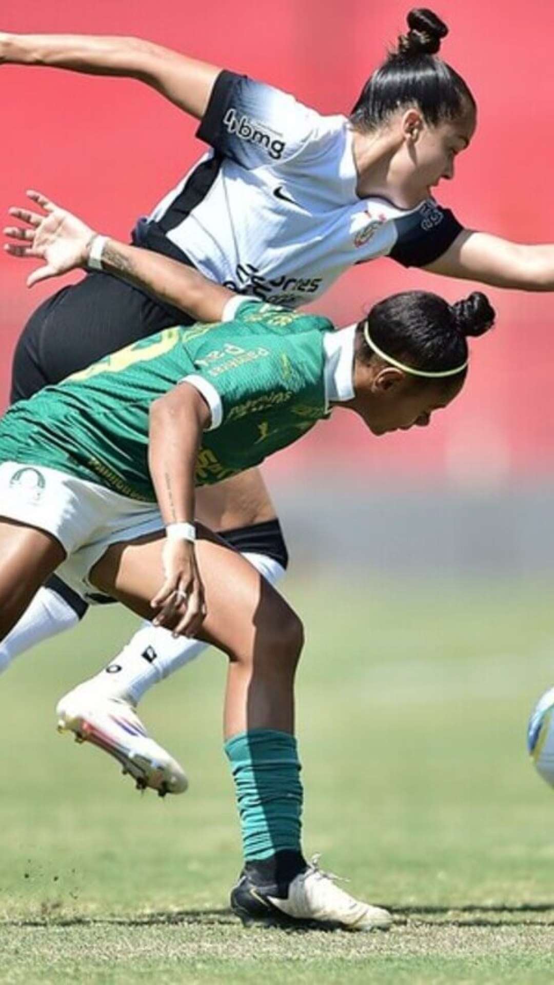 Corinthians vira para cima do Palmeiras e sai na frente das semis do Brasileirão Feminino