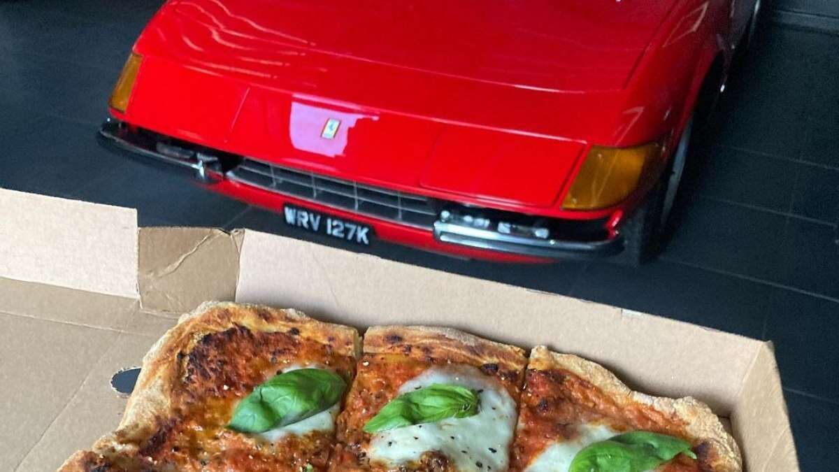 Pizzaria
exibe carros clássicos e conta com BMW rara