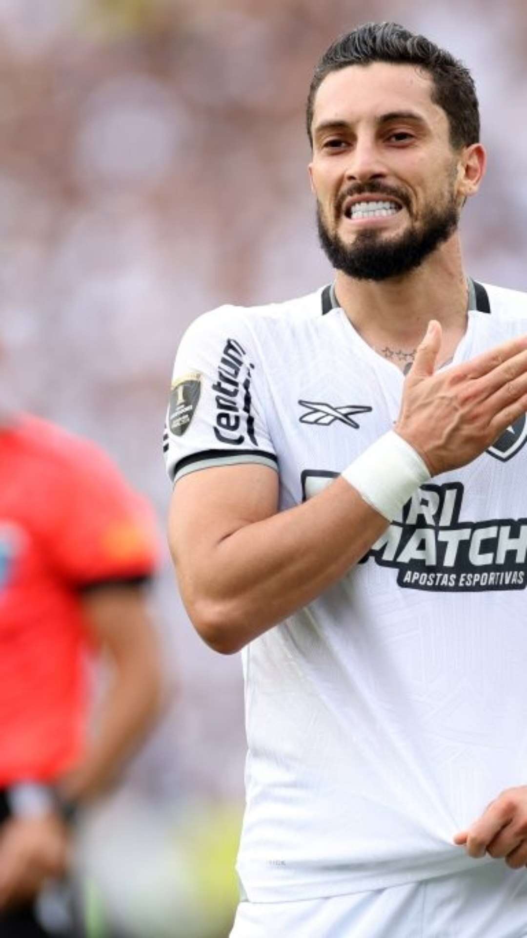 Alex Telles comemora título inédito do Botafogo e manda recado “Aguentem ou surtem, não tem o que fazer”