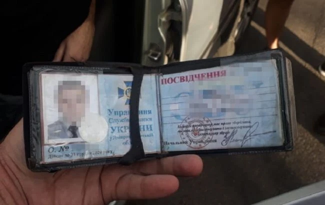 У Дніпрі затримали чоловіка зі зброєю та підробним посвідченням СБУ