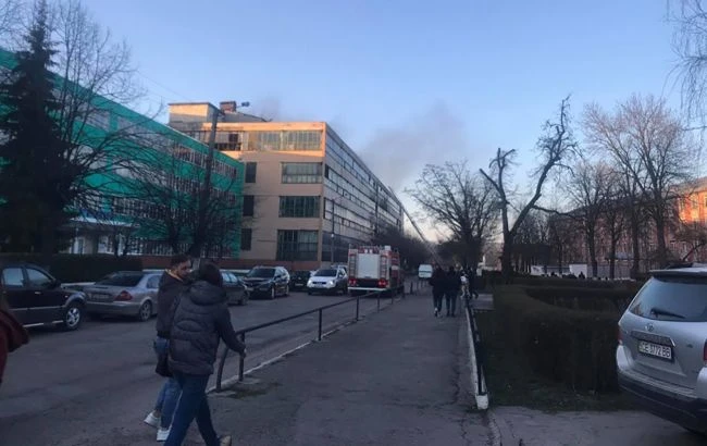 У Чернівцях масштабна пожежа на заводі 