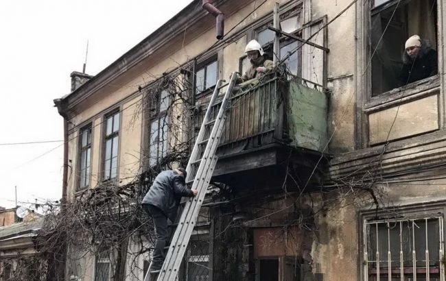 В Одесі сталося обвалення в двоповерховому будинку, мешканців евакуювали