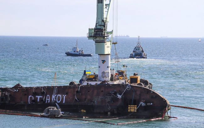 В Одесі в черговий раз намагаються підняти танкер Delfi