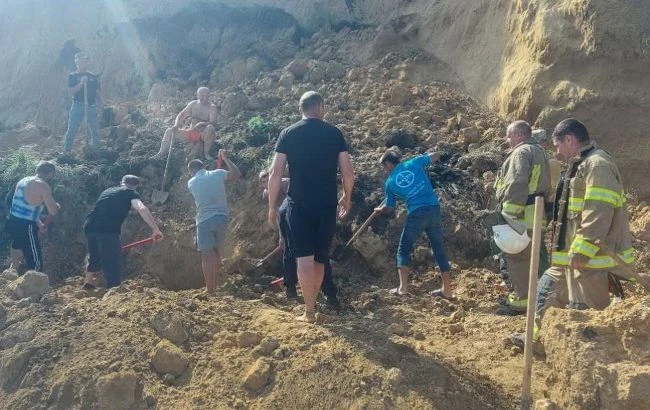На пляжі в Одеській області стався зсув грунту. Під завалами можуть бути люди