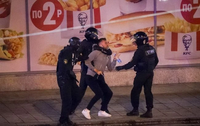 Протести в Білорусі стали агресивними та супроводжувалися сутичками, - МВС