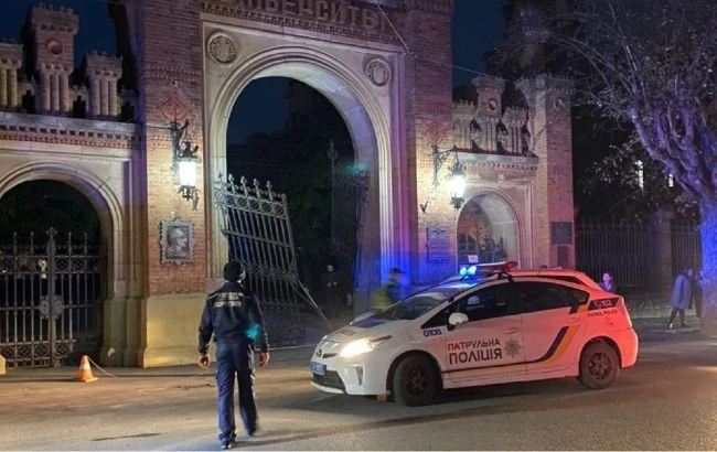 Водій на швидкості розніс ворота знаменитого університету Чернівців і врізався в будівлю