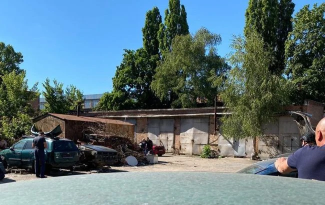 Автовикрадач в Полтаві взяв в заручники поліцейського і їде до Києва: що відомо