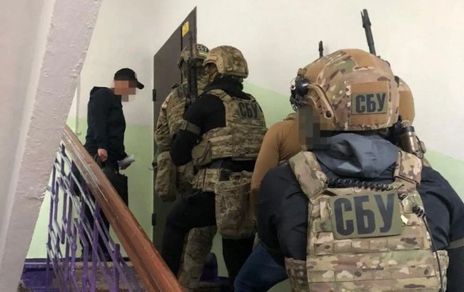 СБУ затримала власного співробітника за вимагання хабара в 30 тис. доларів
