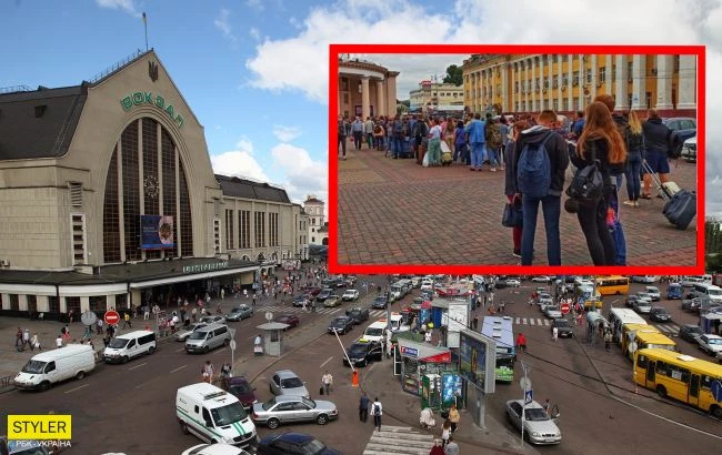 У Києві біля метро 